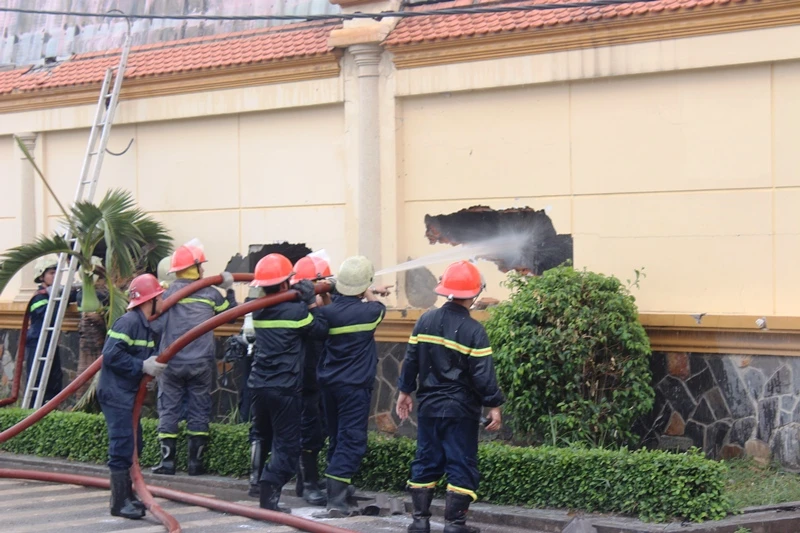 Cơ sở thực phẩm cháy, công nhân hoảng loạn tháo chạy ảnh 2